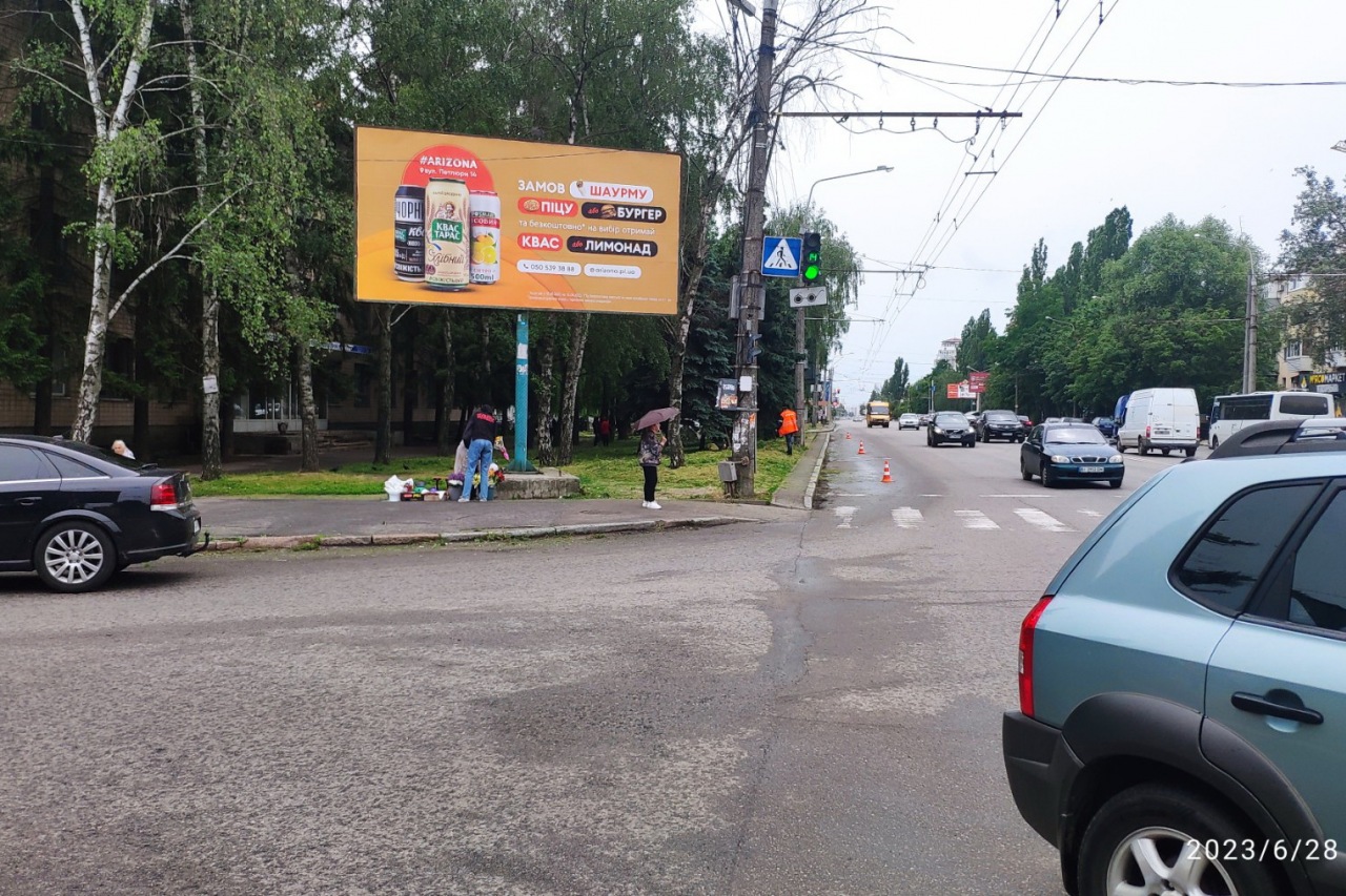 ПРАЦІВНИКИ КП «ЖЕО № 2»  ВИКОНУЮТЬ   РОБОТИ  ПО   ПОКОСУ ТРАВИ ТА БУР’ЯНІВ