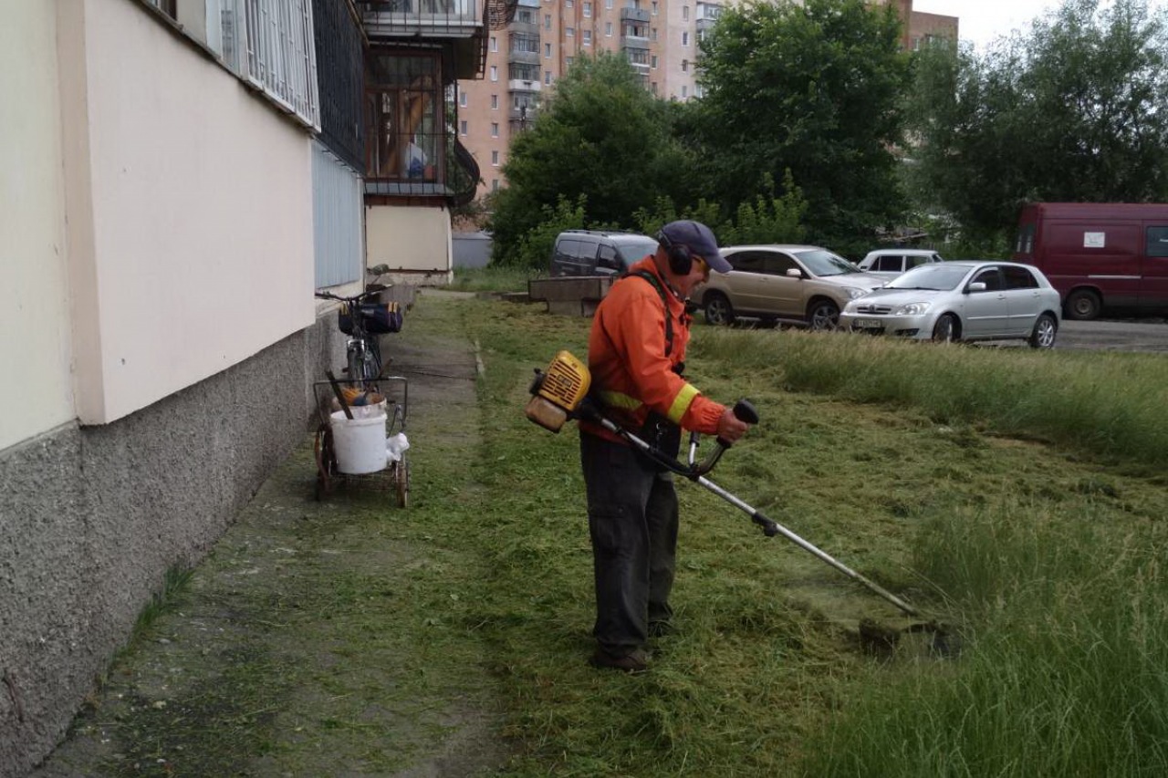 ПРАЦІВНИКИ КП «ЖЕО № 2»  ВИКОНУЮТЬ   РОБОТИ  ПО   ПОКОСУ ТРАВИ ТА БУР’ЯНІВ – фото 1