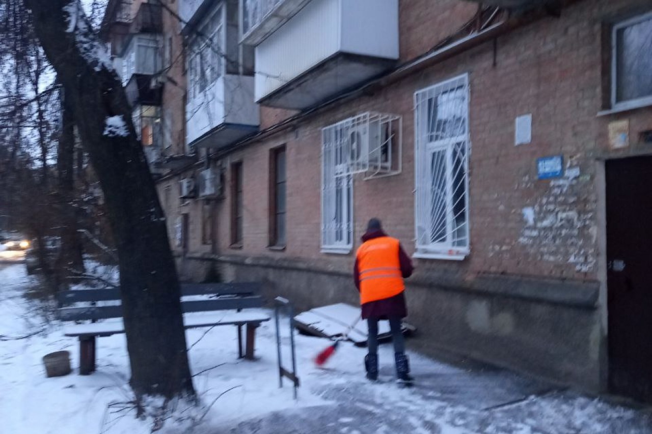Двірники  КП «ЖЕО № 2» прибирають  території
