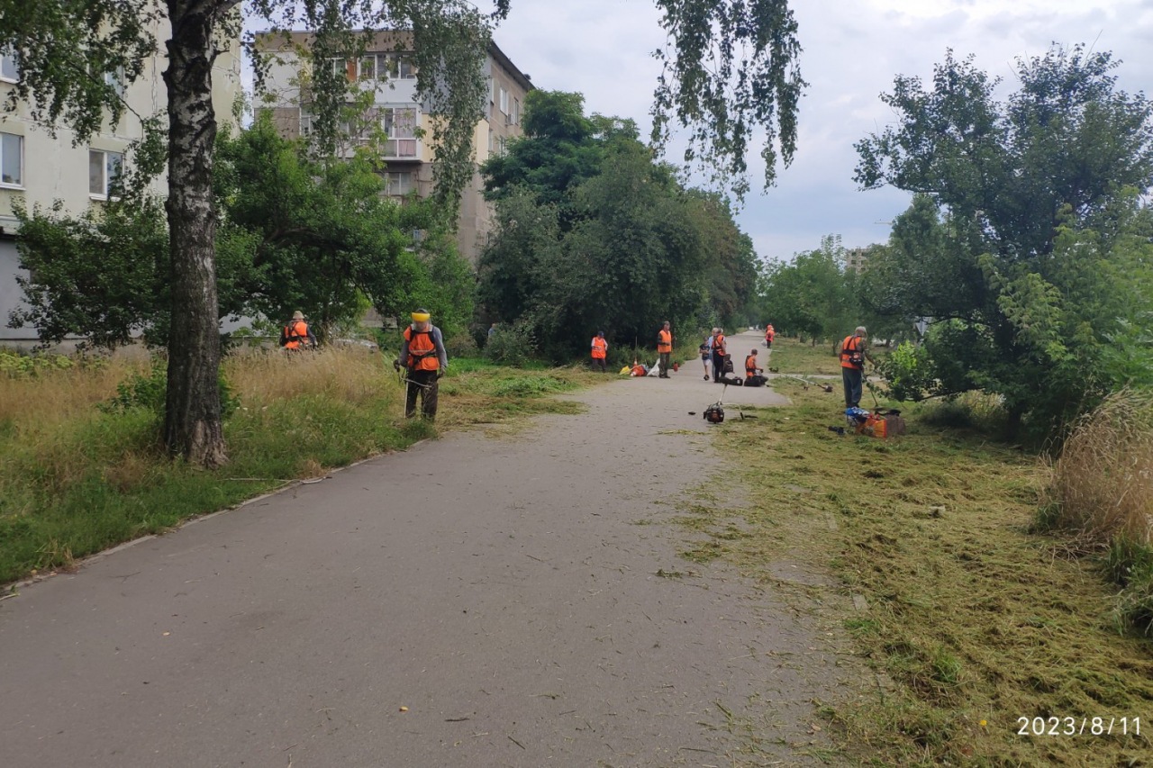 ПРАЦІВНИКИ КП «ЖЕО № 2»  ВИКОНУЮТЬ   РОБОТИ  ПО   ПОКОСУ ТРАВИ ТА БУР’ЯНІВ – фото 5