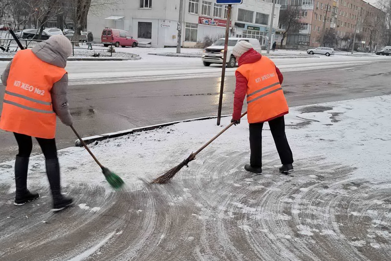 Двірники  КП «ЖЕО № 2» прибирають  території – фото 3