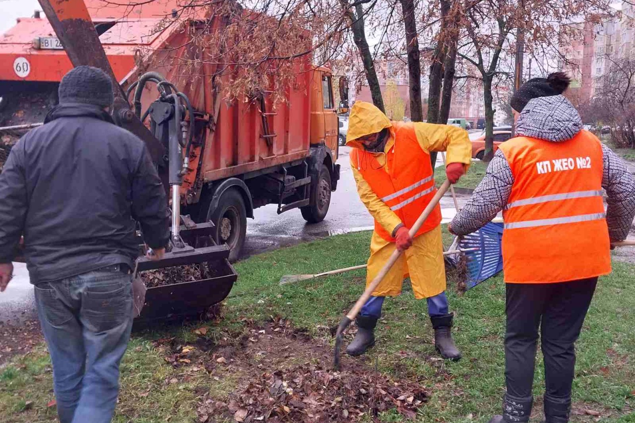 Двірники  КП «ЖЕО № 2» прибирають території від опалого листя