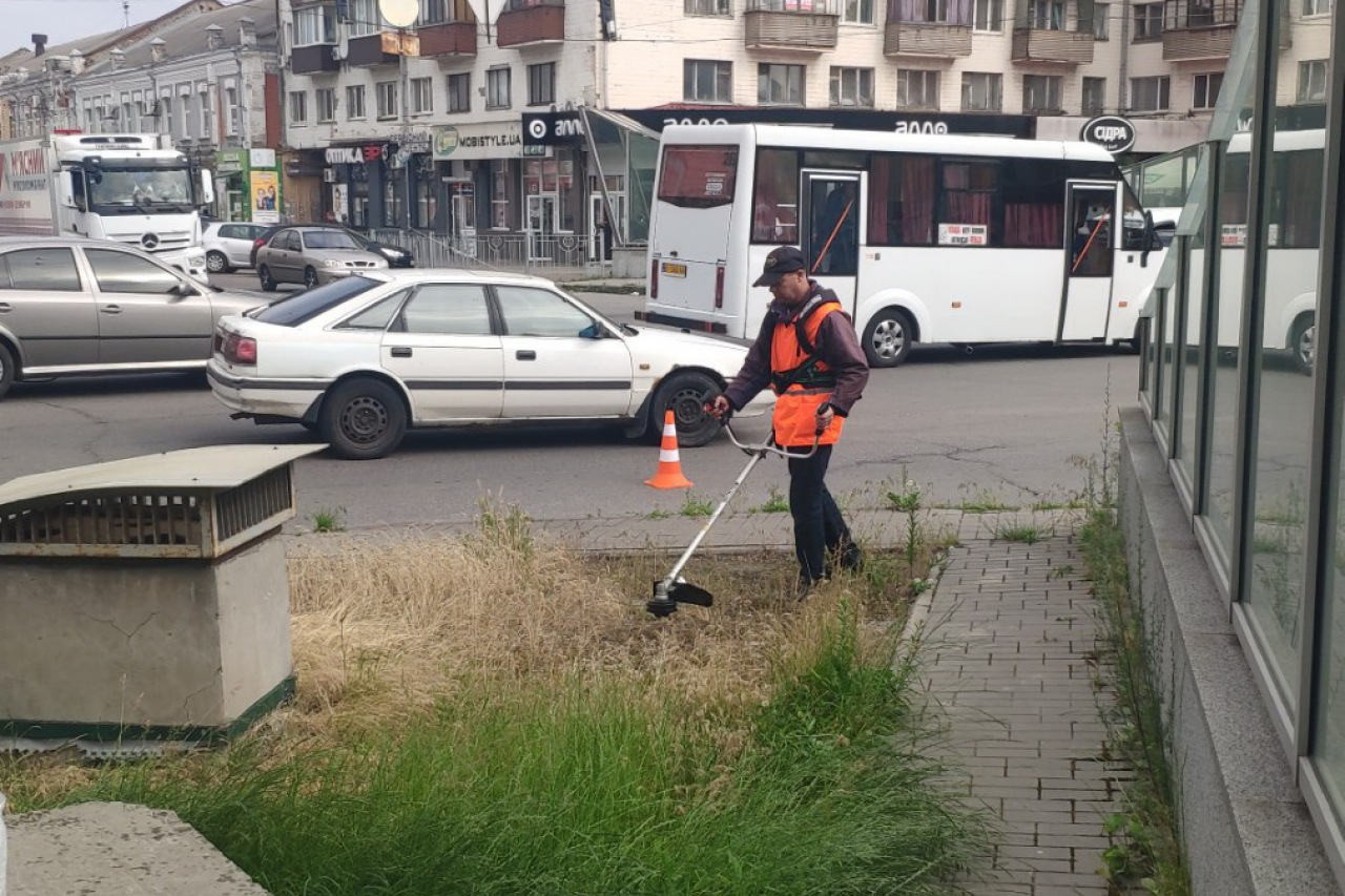 ПРАЦІВНИКИ КП «ЖЕО № 2»  ПРОДОВЖУЮТЬ ВИКОНУВАТИ   РОБОТИ  ПО   ПОКОСУ ТРАВИ ТА БУР’ЯНІВ – фото 1