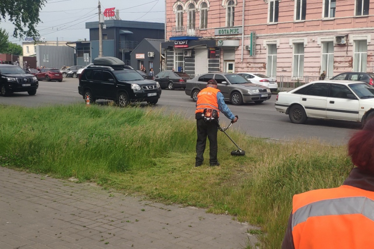 ПРАЦІВНИКИ КП «ЖЕО № 2»  ПРОДОВЖУЮТЬ ВИКОНУВАТИ   РОБОТИ  ПО   ПОКОСУ ТРАВИ ТА БУР’ЯНІВ – фото 2