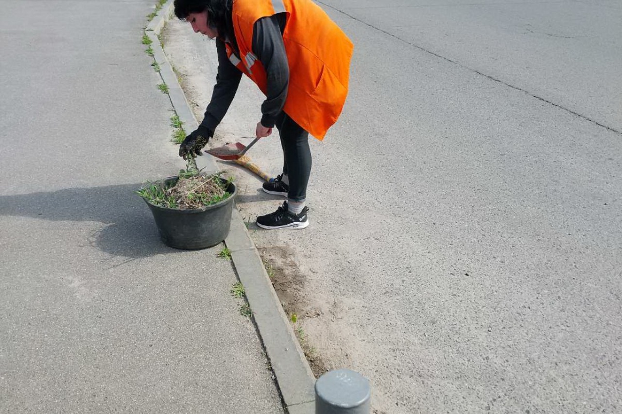 ПРАЦІВНИКИ КП «ЖЕО № 2»  ПРОДОВЖУЮТЬ ВИКОНУВАТИ   РОБОТИ  ПО   ПОКОСУ ТРАВИ ТА БУР’ЯНІВ – фото 5
