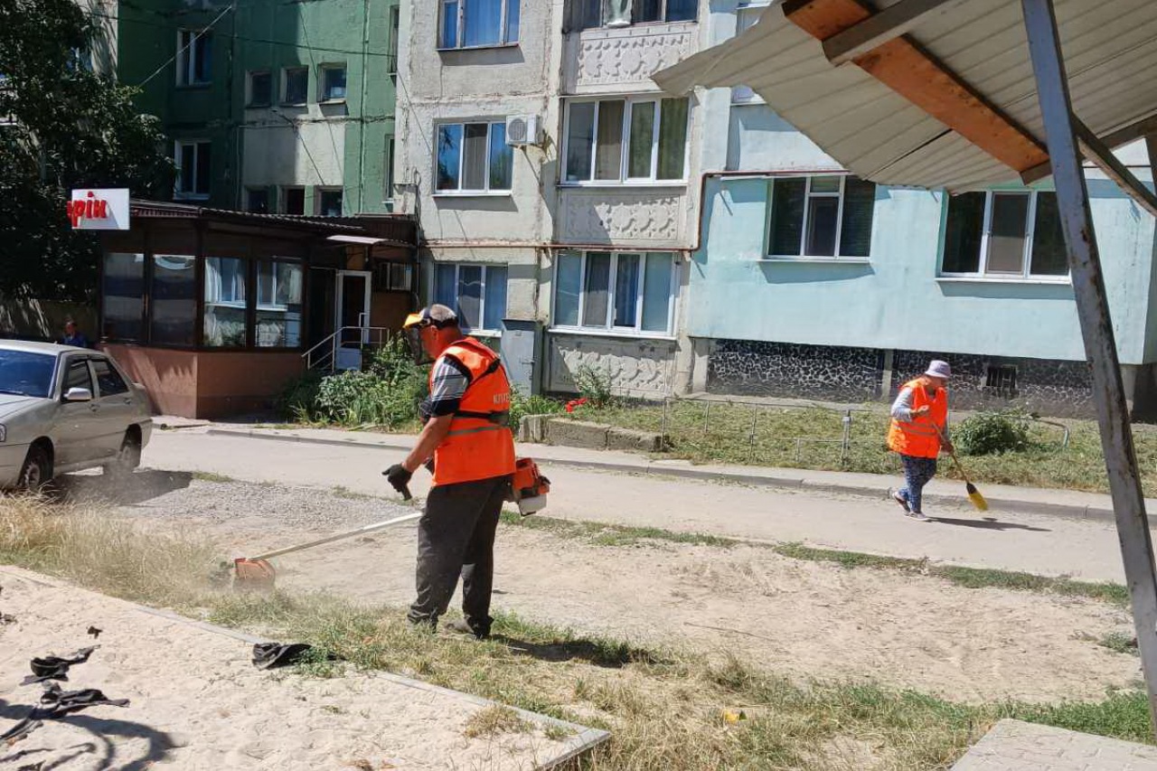 ПРАЦІВНИКИ КП «ЖЕО № 2»  ПРОВОДЯТЬ   РОБОТИ  ПО   ПОКОСУ ТРАВИ