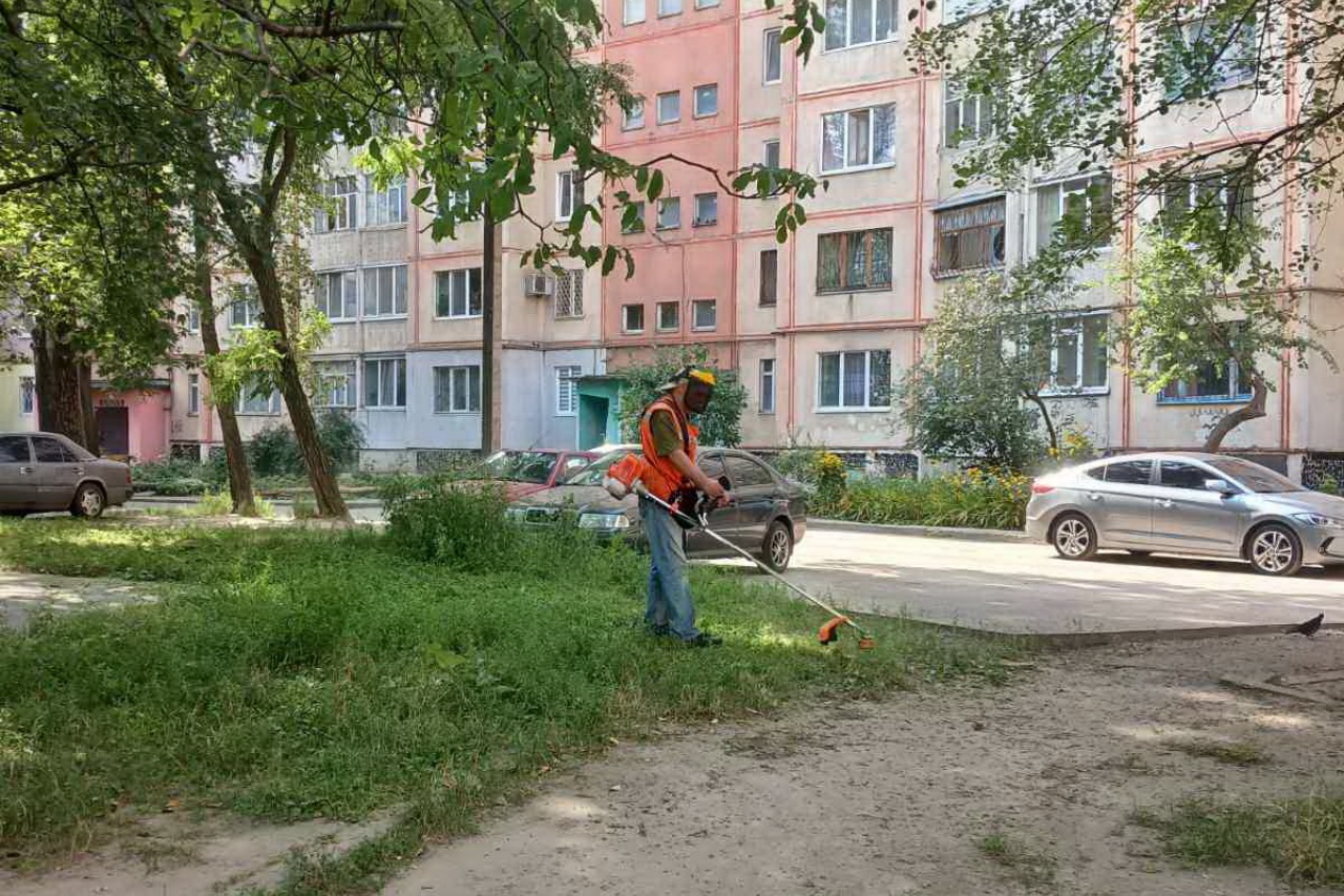 ПРАЦІВНИКИ КП «ЖЕО № 2» ПРОВОДЯТЬ РОБОТИ ПО ПОКОСУ ТРАВИ – фото 1