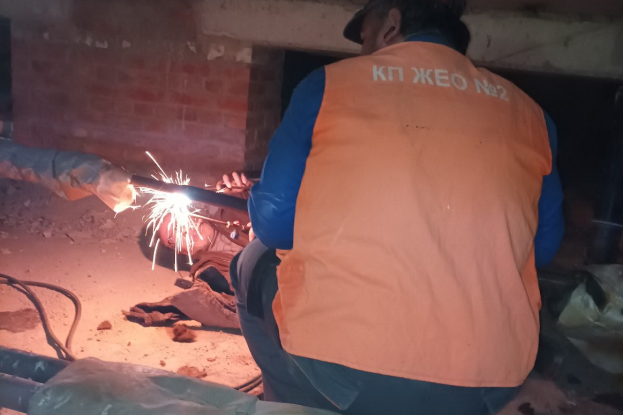 Фахівці  КП «ЖЕО №2» продовжують готувати житлові будинки до опалювального періоду 2025/2026 – фото 2