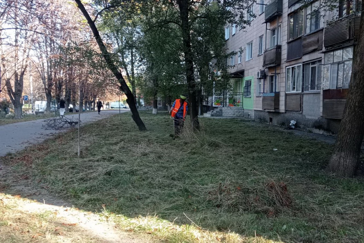 ПРАЦІВНИКИ КП «ЖЕО № 2»  ПРОВОДЯТЬ   РОБОТИ  ПО   ПОКОСУ ТРАВИ
