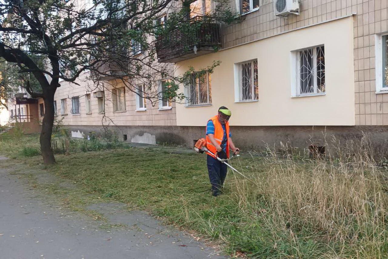 ПРАЦІВНИКИ КП «ЖЕО № 2»  ПРОВОДЯТЬ   РОБОТИ  ПО   ПОКОСУ ТРАВИ – фото 1