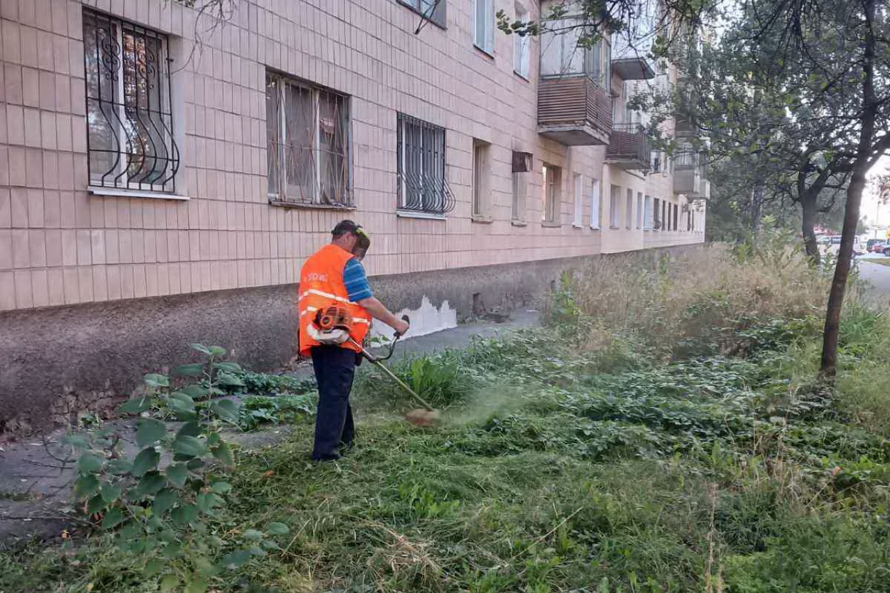 ПРАЦІВНИКИ КП «ЖЕО № 2»  ПРОВОДЯТЬ   РОБОТИ  ПО   ПОКОСУ ТРАВИ – фото 2