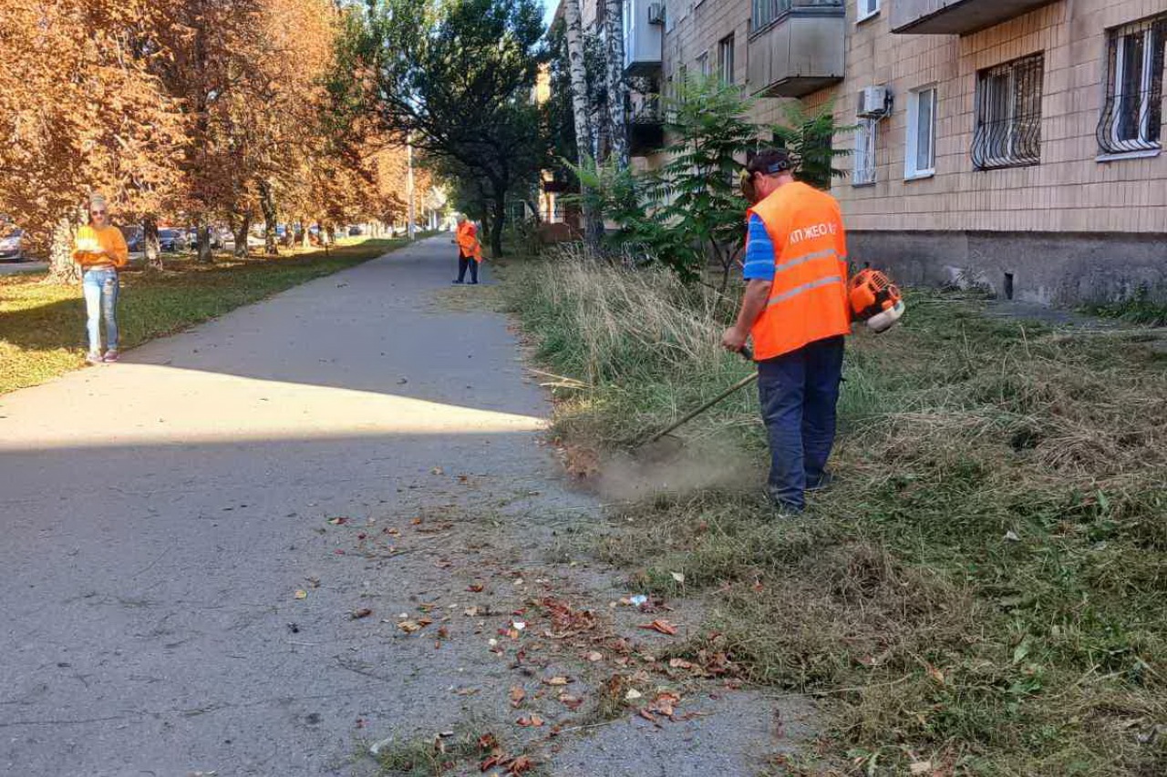 ПРАЦІВНИКИ КП «ЖЕО № 2»  ПРОВОДЯТЬ   РОБОТИ  ПО   ПОКОСУ ТРАВИ – фото 3