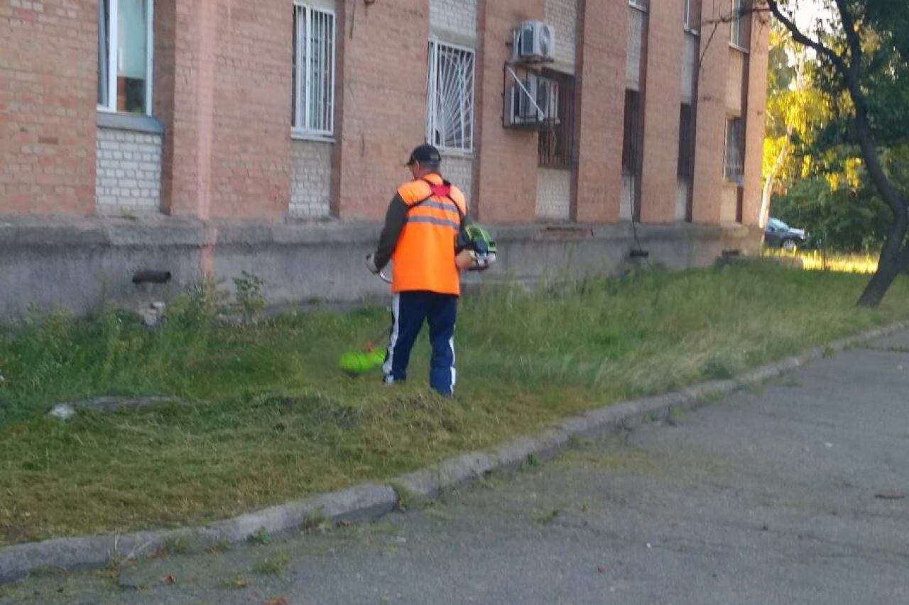 КП «ЖЕО № 2»  ПРОВОДИТЬ   РОБОТИ  ПО   ПОКОСУ ТРАВИ ТА БУР’ЯНІВ