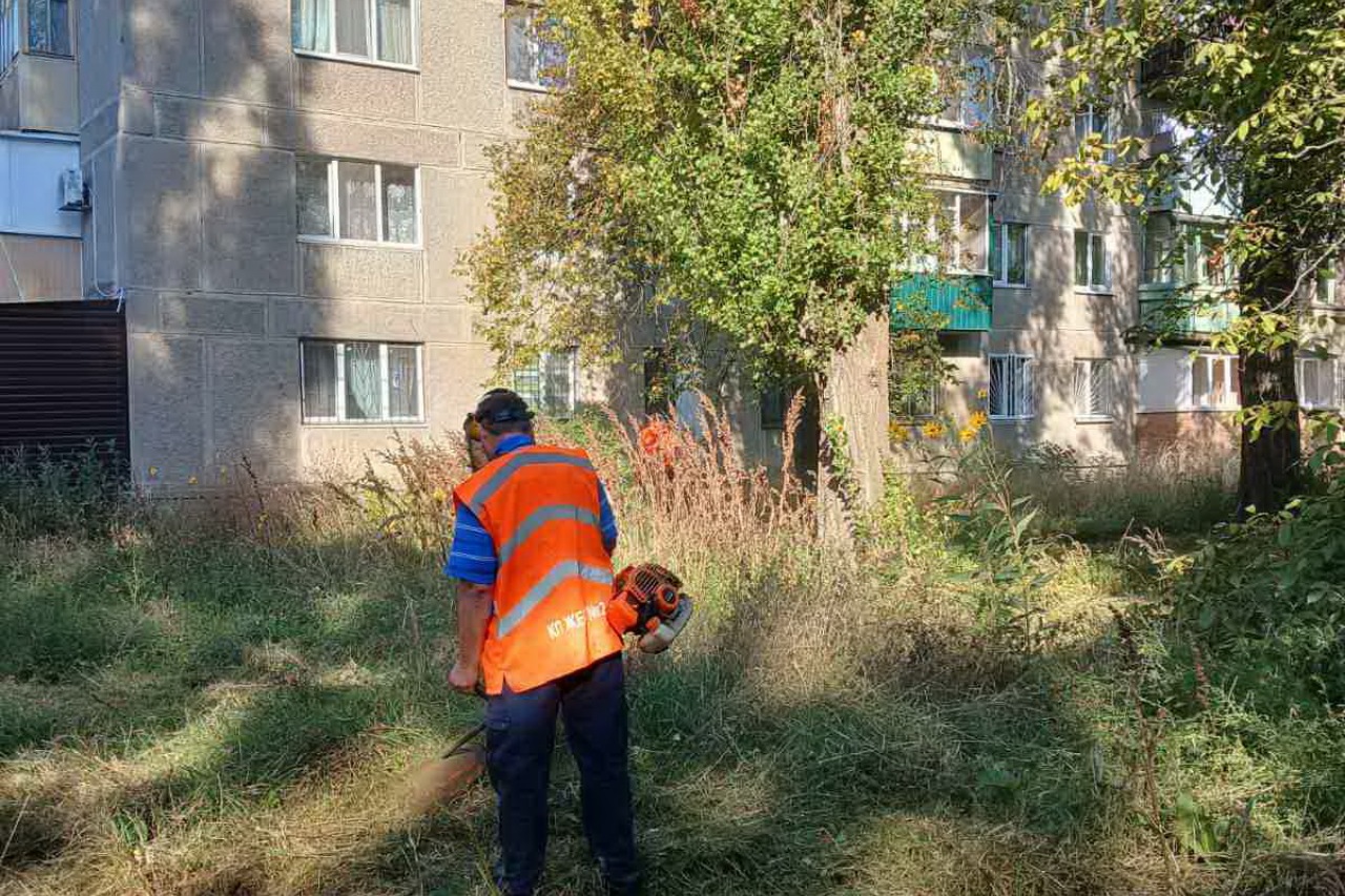 ПРАЦІВНИКИ КП «ЖЕО № 2»  ПРОВОДЯТЬ   РОБОТИ  ПО   ПОКОСУ ТРАВИ – фото 2