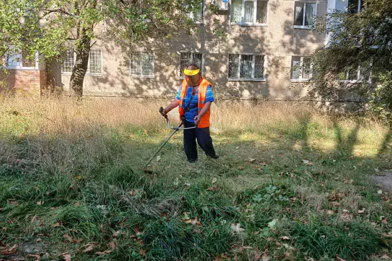 ПРАЦІВНИКИ КП «ЖЕО № 2»  ПРОВОДЯТЬ   РОБОТИ  ПО   ПОКОСУ ТРАВИ – фото 3
