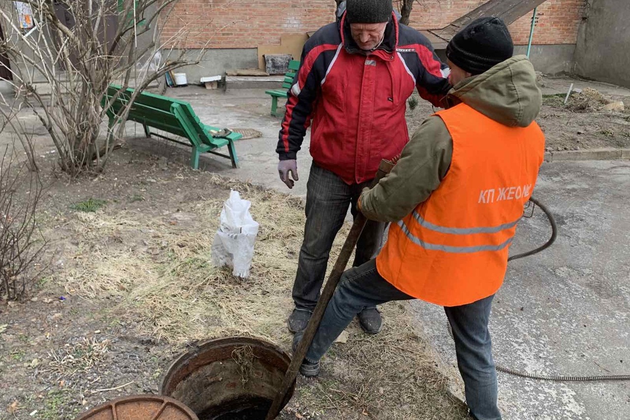 Прочищення каналізаційного випуску на вул. Миру, 6