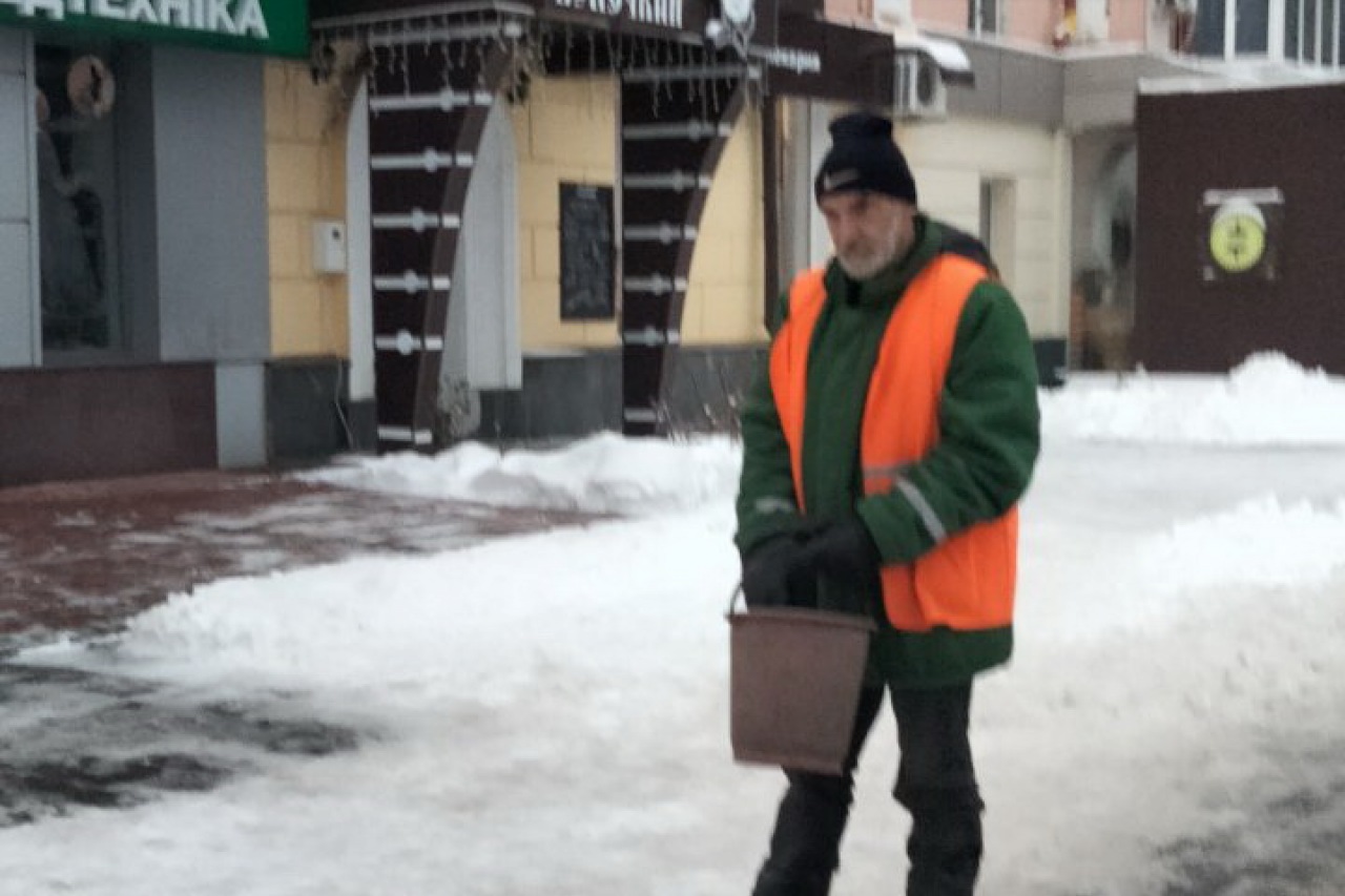 Двірники  КП «ЖЕО № 2» посипають піском  території – фото 1