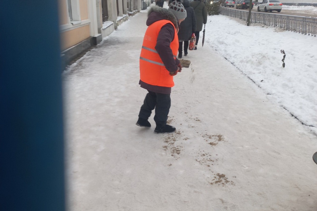 Двірники  КП «ЖЕО № 2» посипають піском  території – фото 11
