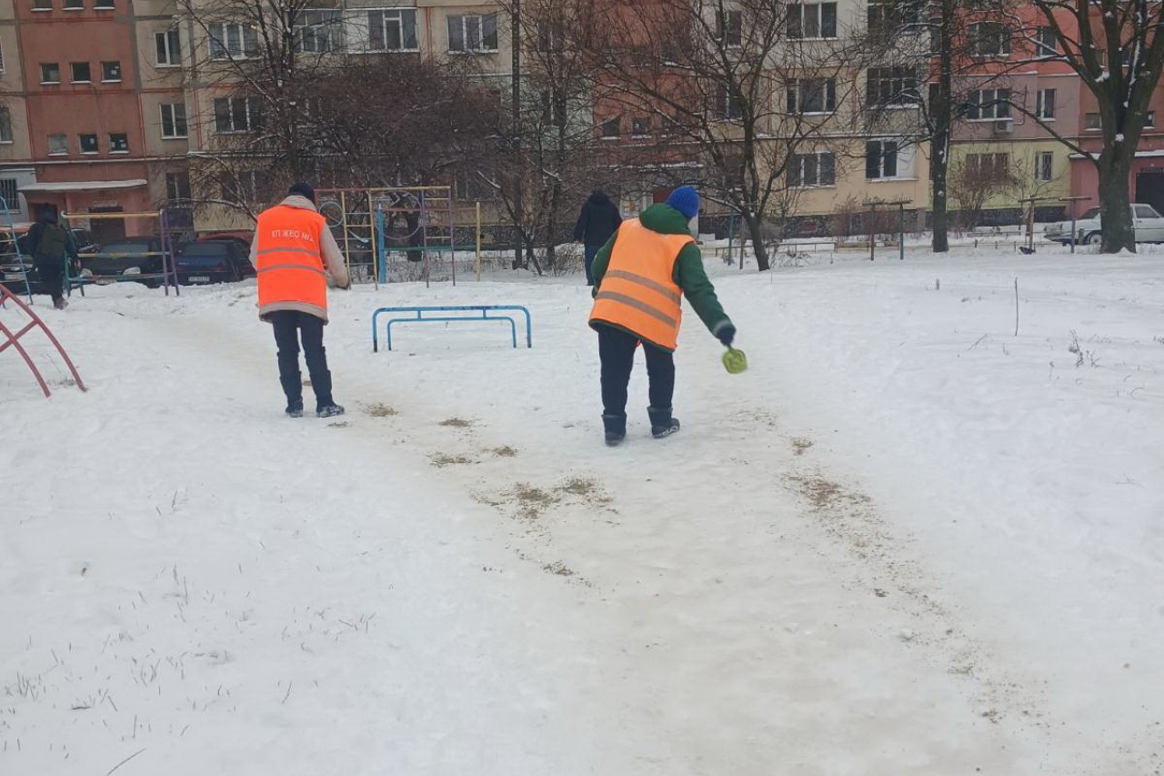 Двірники  КП «ЖЕО № 2» посипають піском  території – фото 3