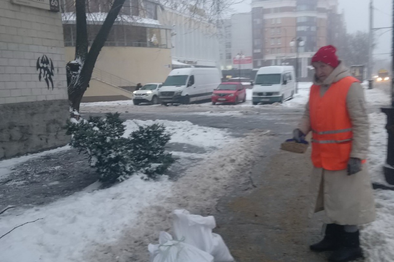 Двірники  КП «ЖЕО № 2» посипають піском  території – фото 5