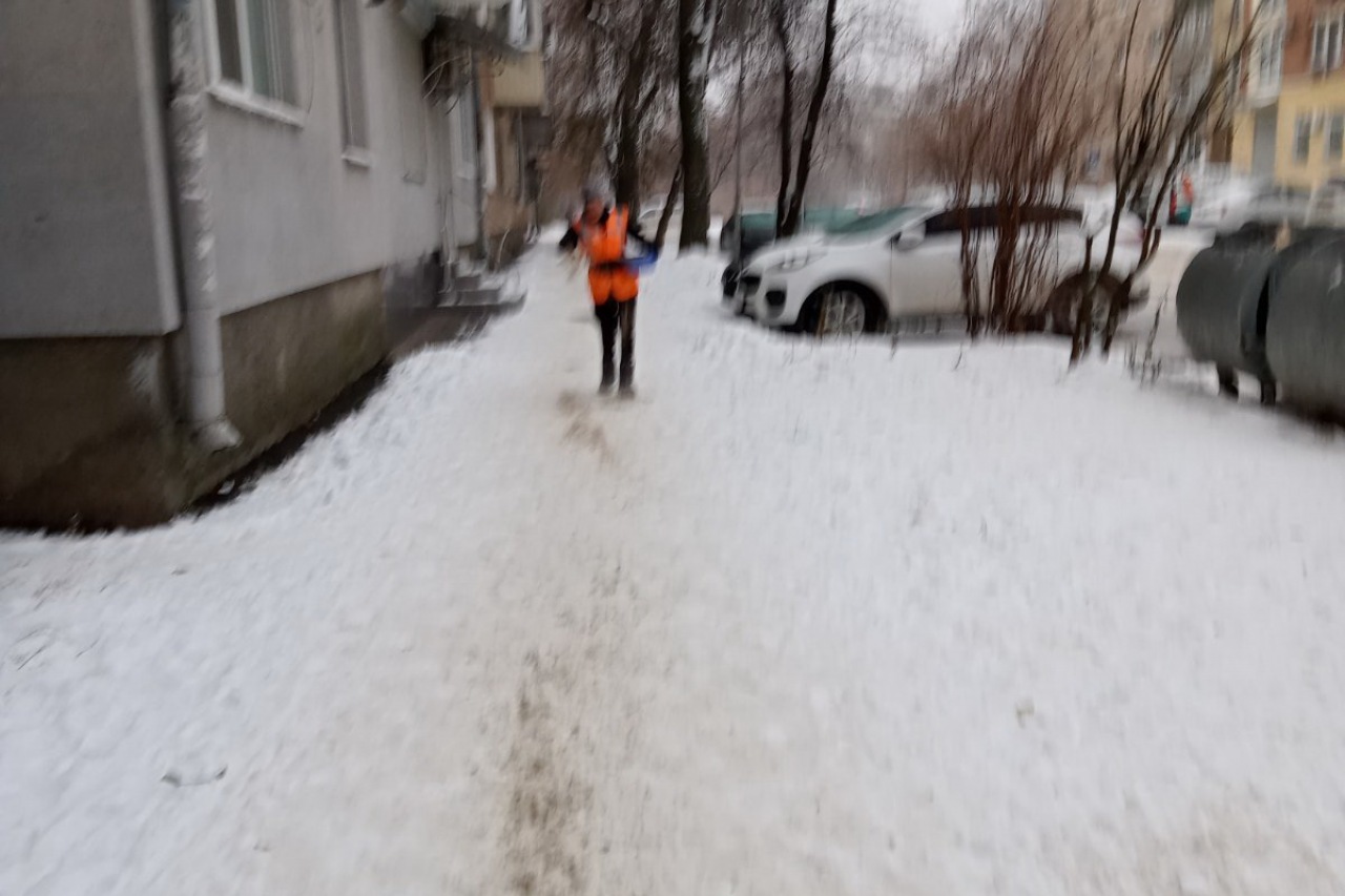 Двірники  КП «ЖЕО № 2» посипають піском  території – фото 7