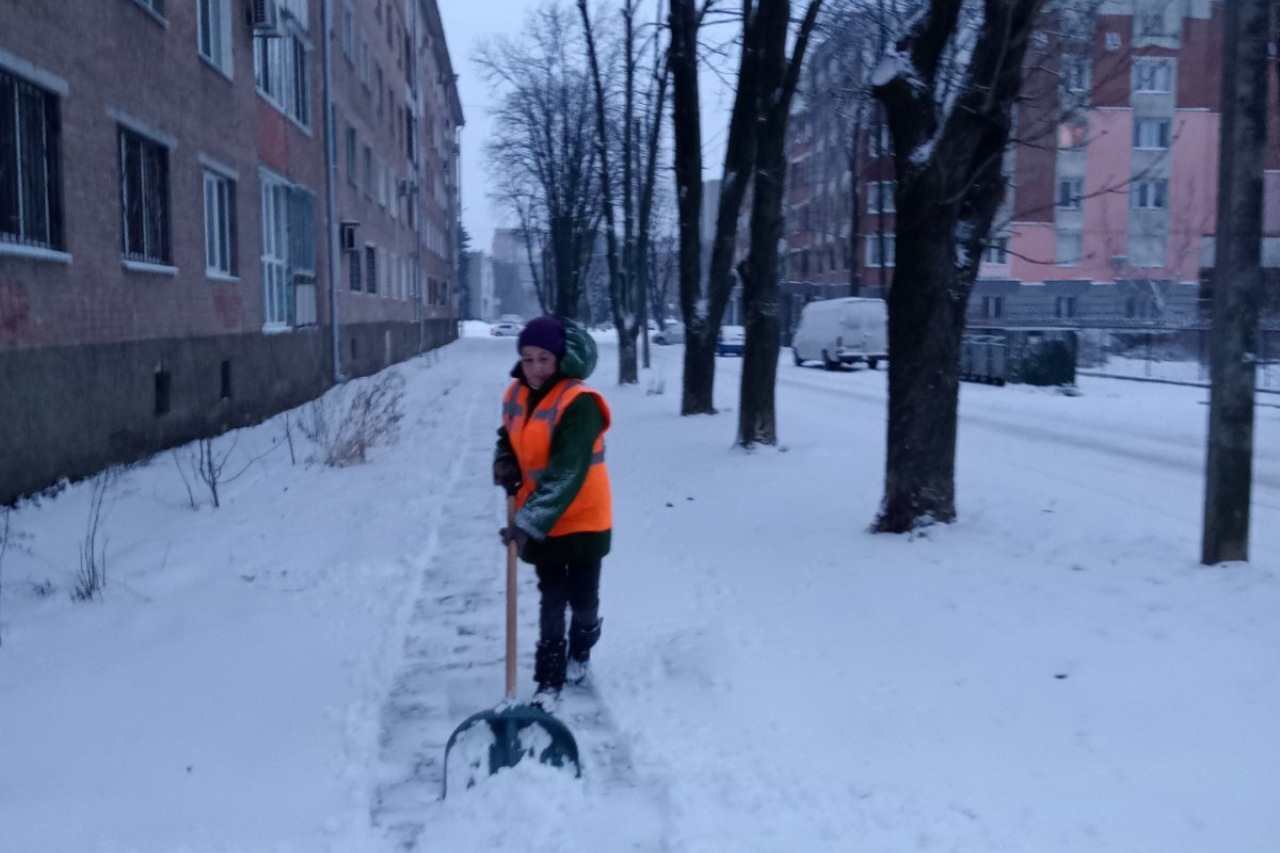 Двірники  КП «ЖЕО № 2» прибирають  території від снігу – фото 1