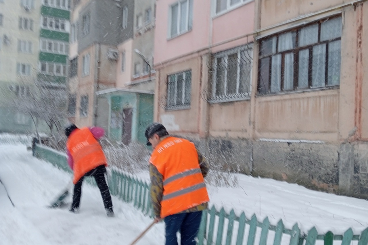 Двірники  КП «ЖЕО № 2» прибирають  території від снігу – фото 11