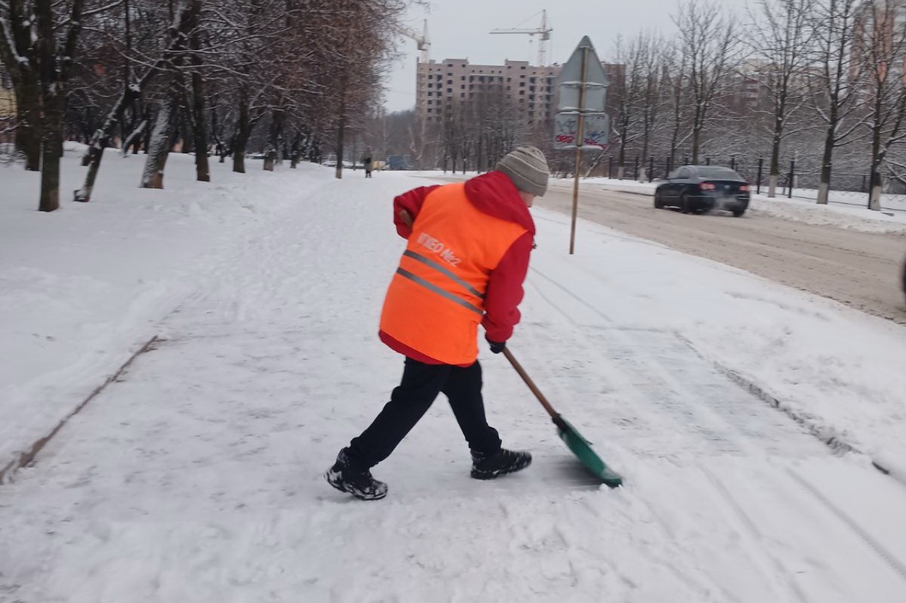 Двірники  КП «ЖЕО № 2» прибирають  території від снігу – фото 4