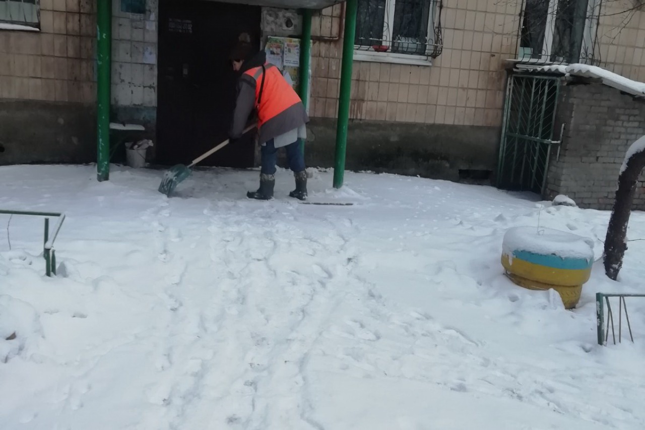 Двірники  КП «ЖЕО № 2» прибирають  території від снігу – фото 9
