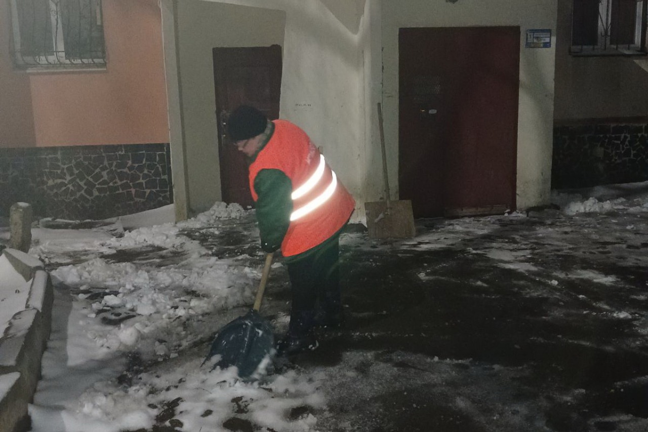 Двірники  КП «ЖЕО № 2» прибирають  території від снігу – фото 2
