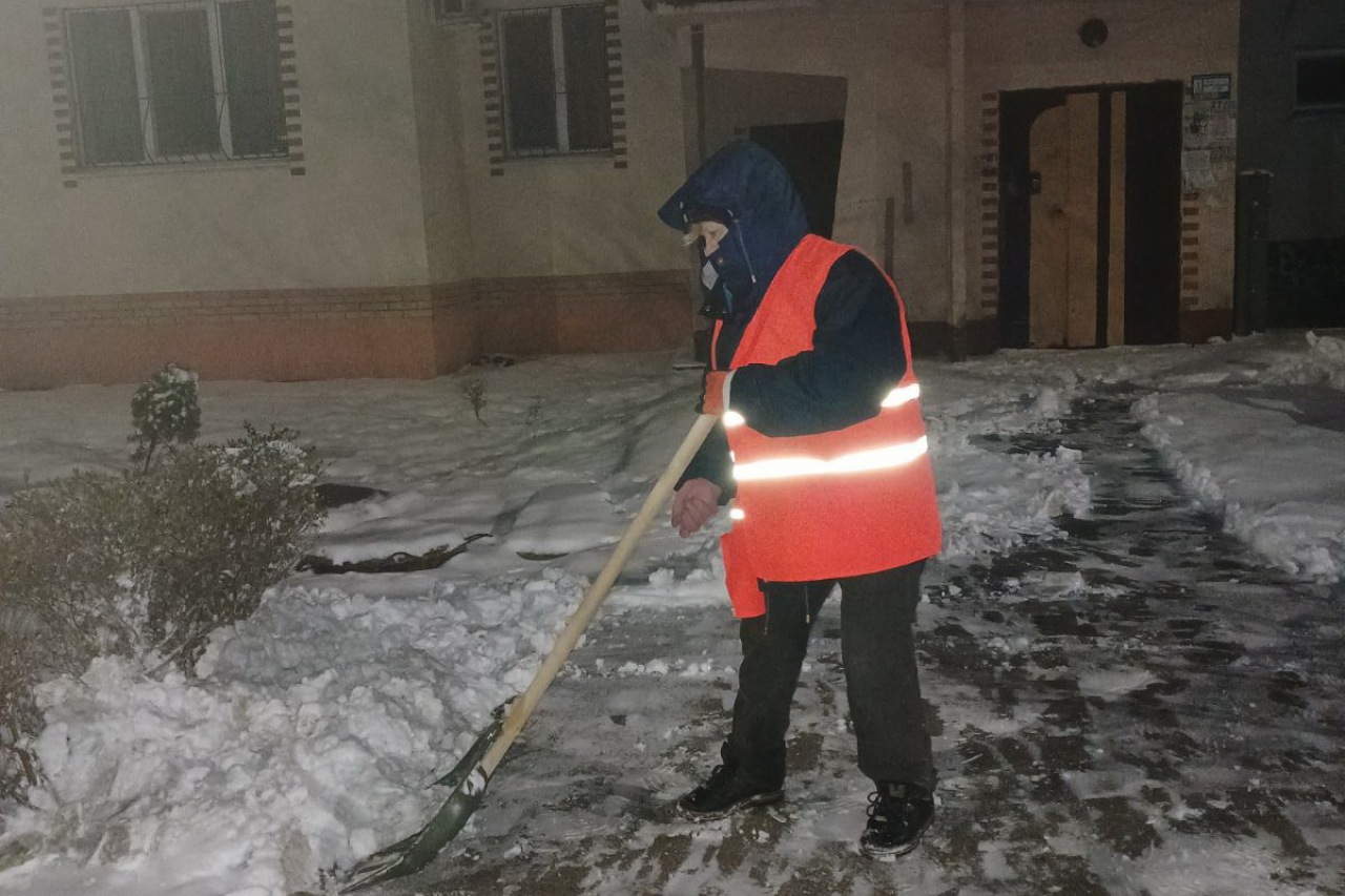 Двірники  КП «ЖЕО № 2» прибирають  території від снігу – фото 4