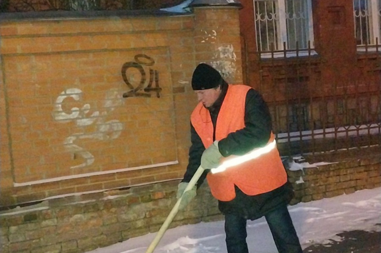 Двірники  КП «ЖЕО № 2» прибирають  території – фото 2