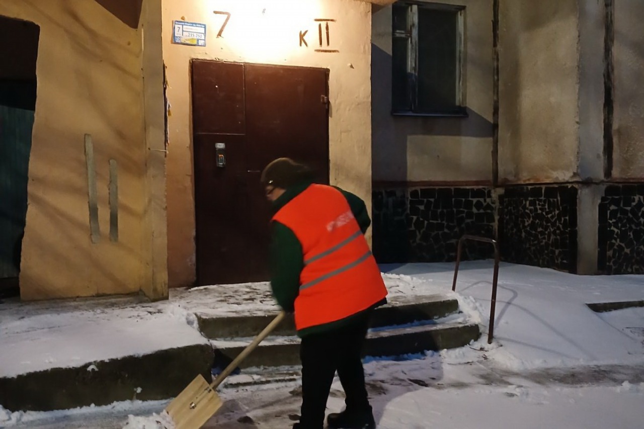 Двірники  КП «ЖЕО № 2» прибирають  території від снігу