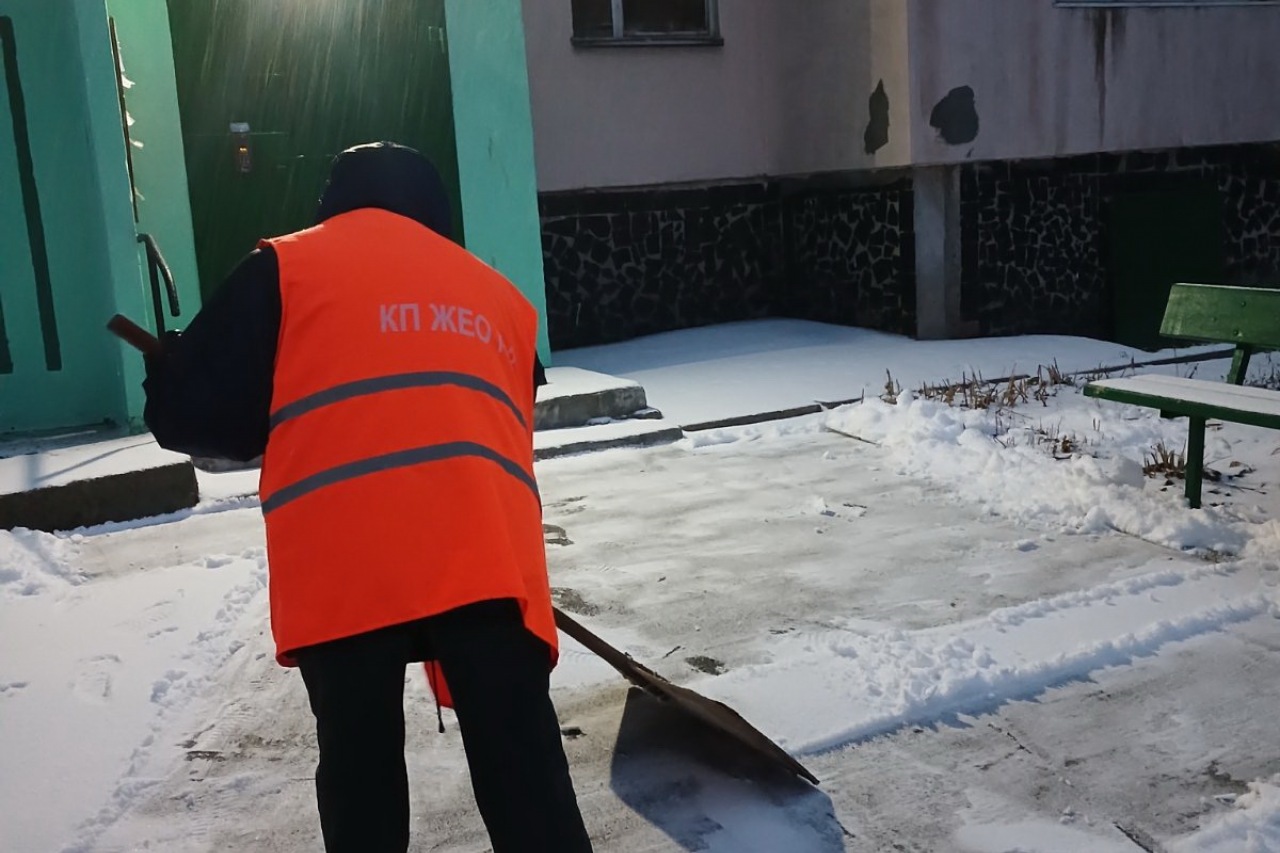 Двірники  КП «ЖЕО № 2» прибирають  території від снігу – фото 3
