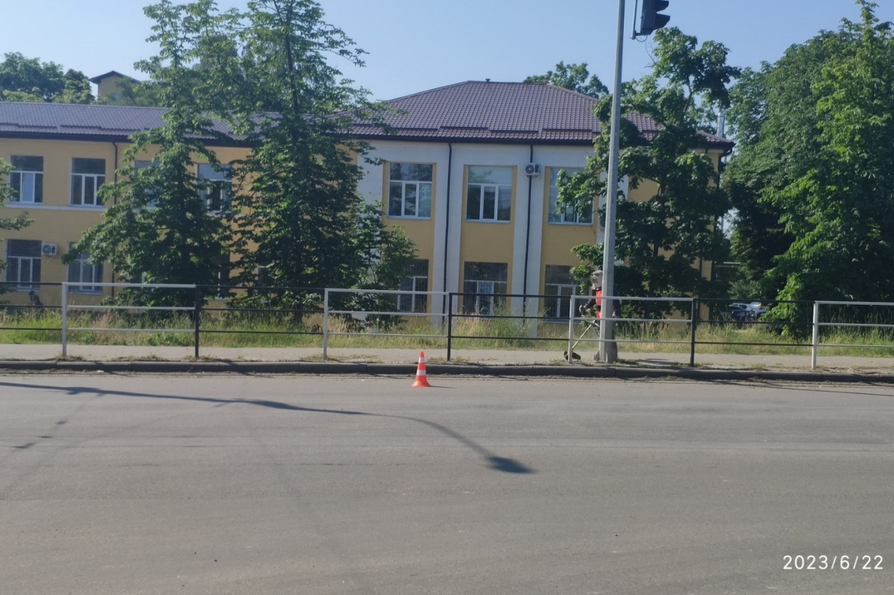 ПРАЦІВНИКИ КП «ЖЕО № 2»  ПРОВОДЯТЬ   РОБОТИ  ПО   ПОКОСУ ТРАВИ – фото 1