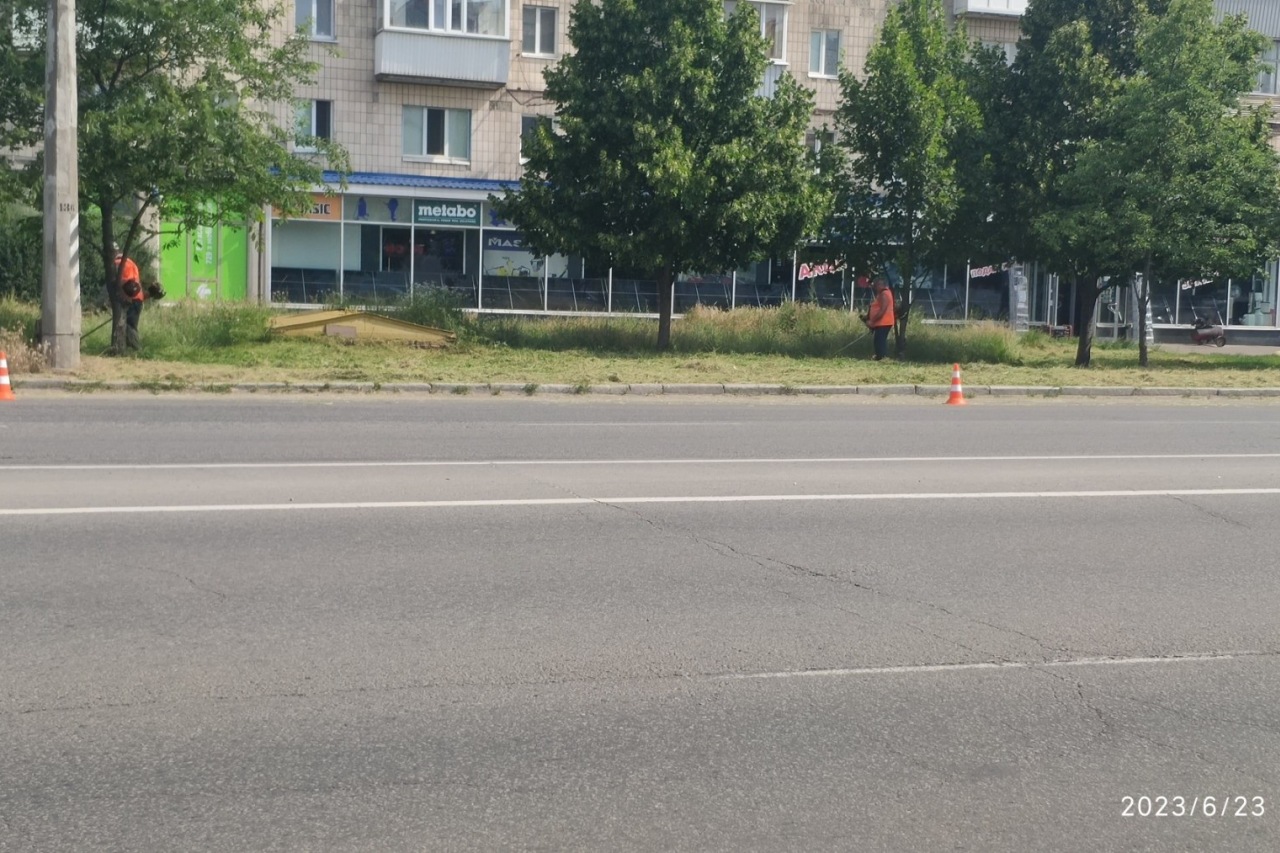 ПРАЦІВНИКИ КП «ЖЕО № 2»  ПРОВОДЯТЬ   РОБОТИ  ПО   ПОКОСУ ТРАВИ – фото 4