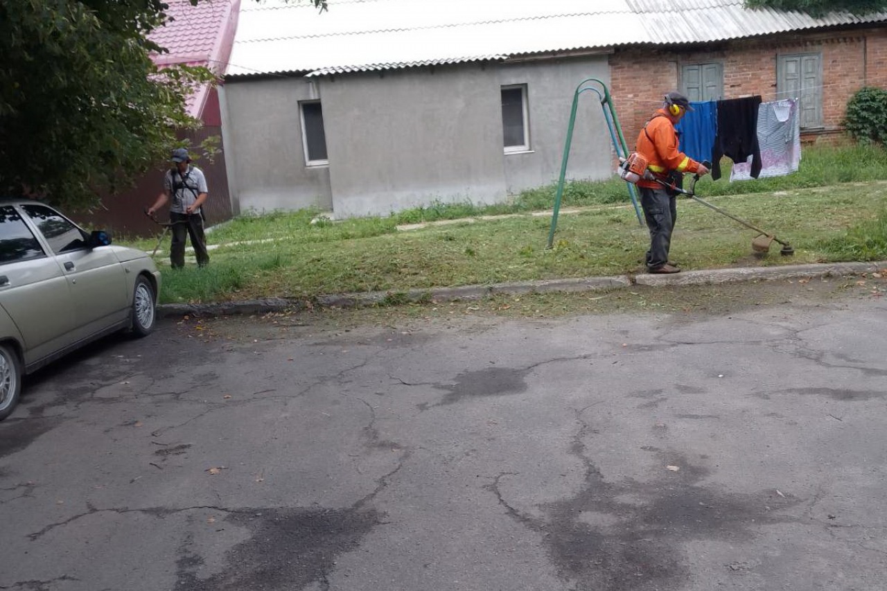 ПРАЦІВНИКИ КП «ЖЕО № 2»  ПРОДОВЖУЮТЬ ВИКОНУВАТИ   РОБОТИ  ПО   ПОКОСУ ТРАВИ ТА БУР’ЯНІВ
