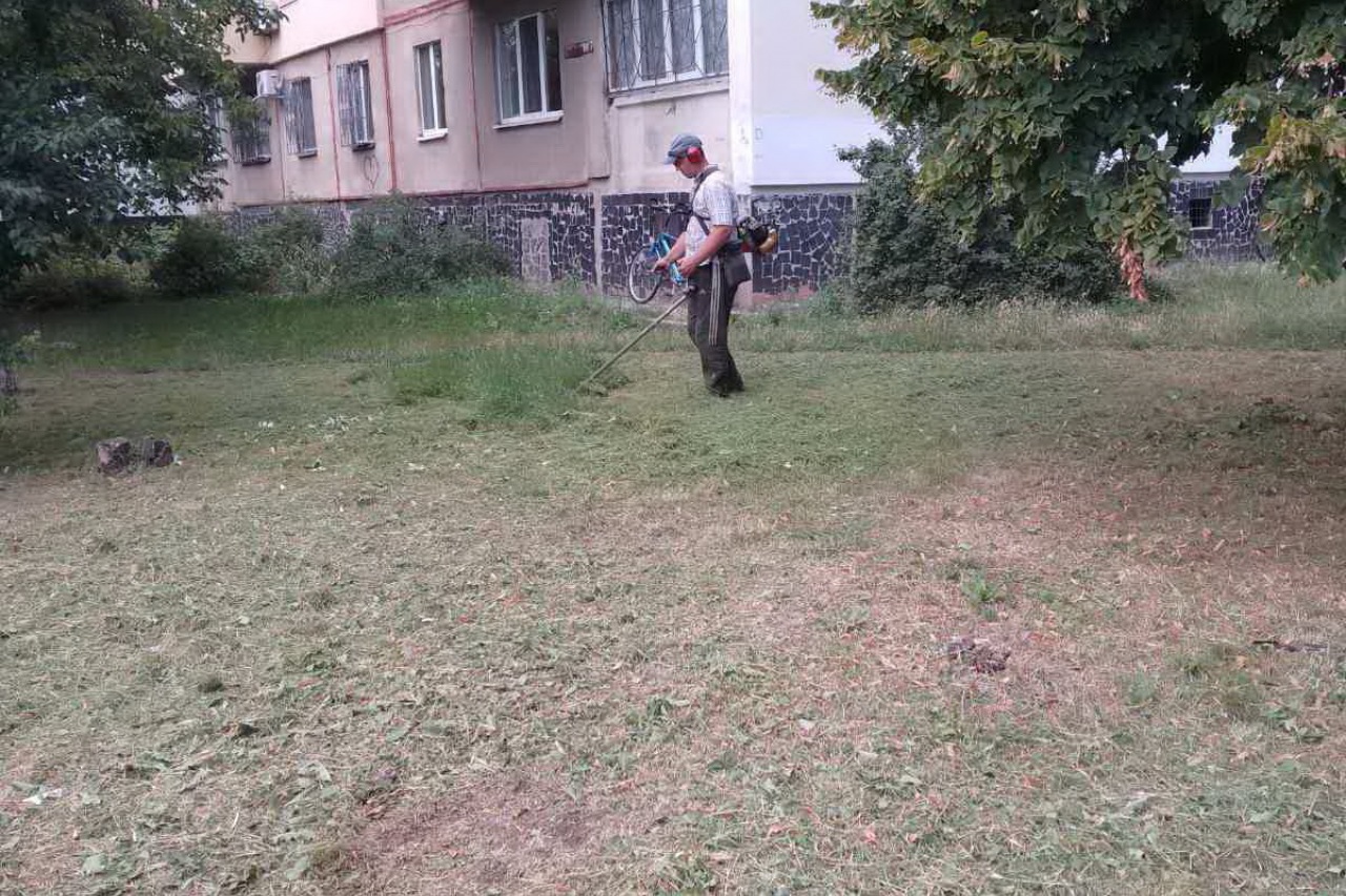 ПРАЦІВНИКИ КП «ЖЕО № 2»  ПРОДОВЖУЮТЬ ВИКОНУВАТИ   РОБОТИ  ПО   ПОКОСУ ТРАВИ ТА БУР’ЯНІВ – фото 1