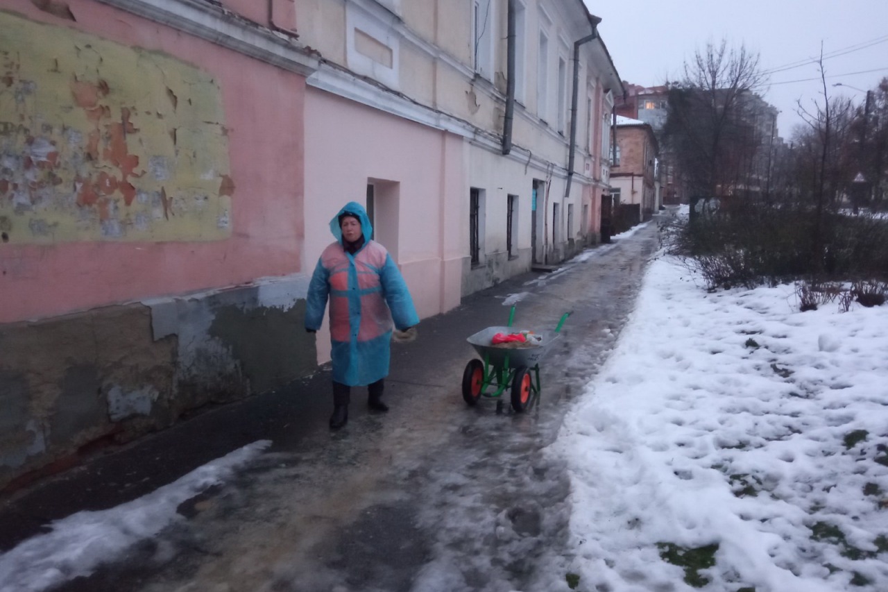 Працівники КП «ЖЕО № 2» посипають піском закріплені території – фото 7