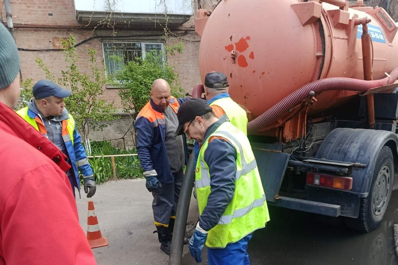 Аварійно-відновлювальні роботи на вул. Небесної Сотні, 118