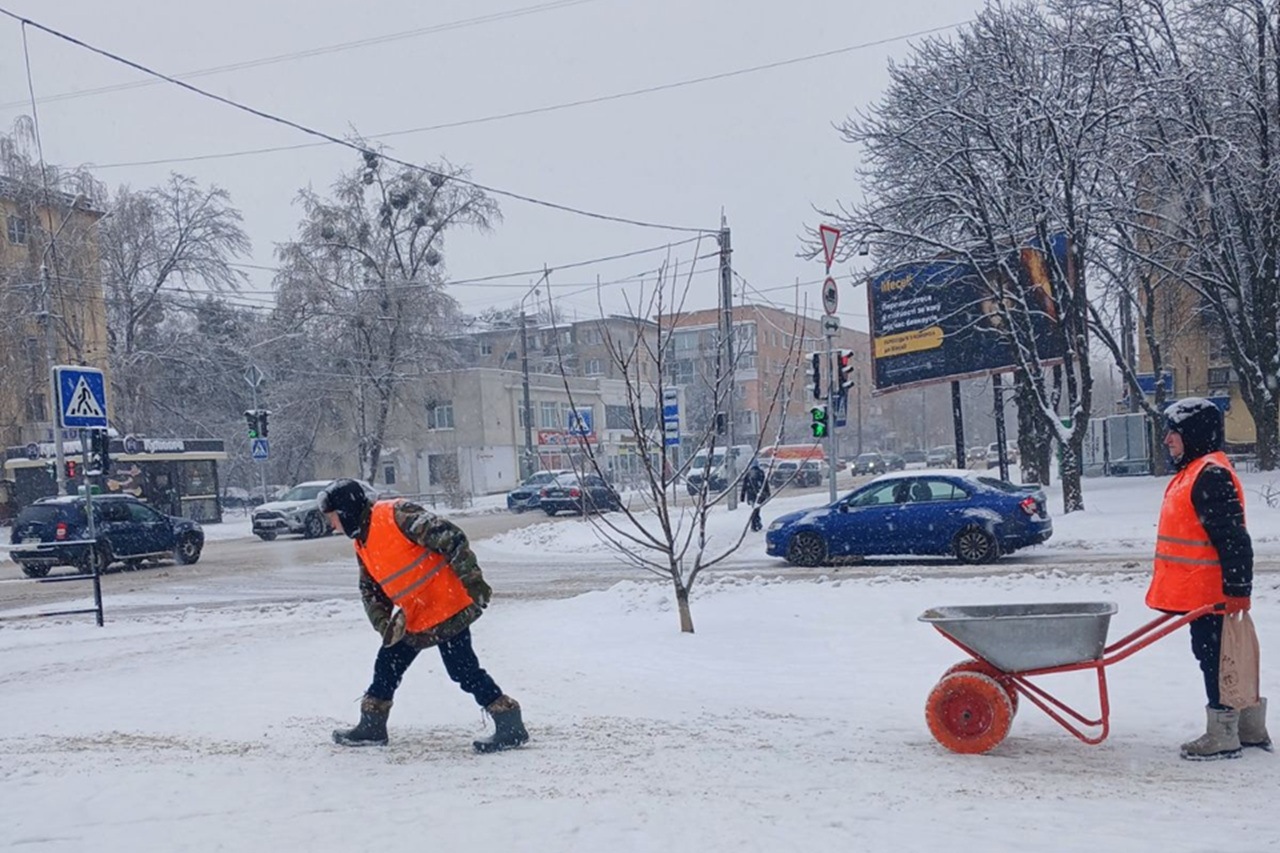 Снігопад триває — комунальники на роботі