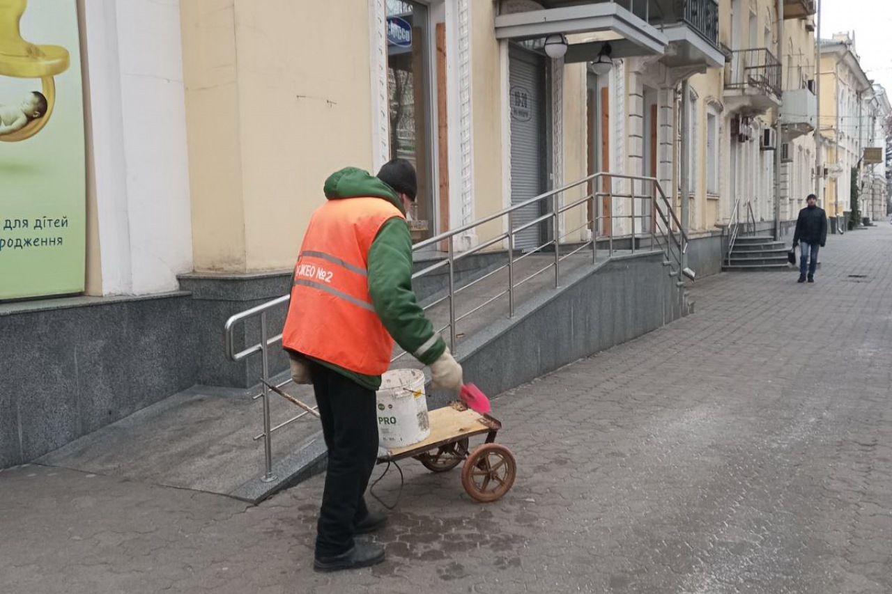 Двірники  КП «ЖЕО № 2» посипають піском  території