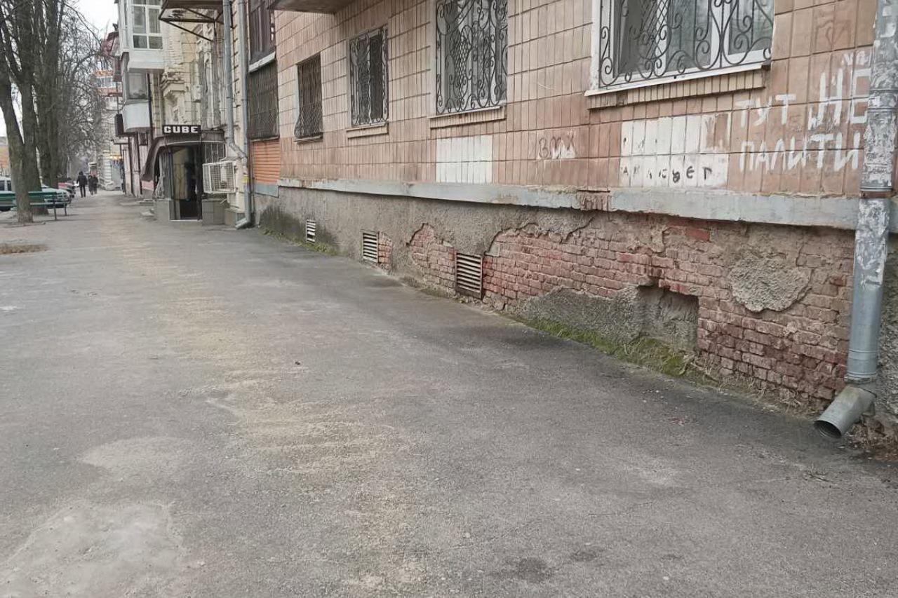 Двірники  КП «ЖЕО № 2» посипають піском  території – фото 1