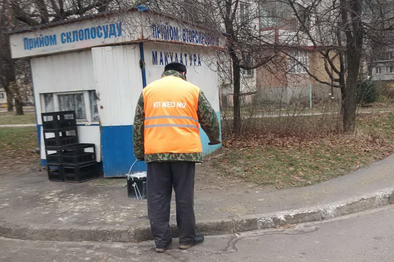 Двірники  КП «ЖЕО № 2» посипають піском  території – фото 4