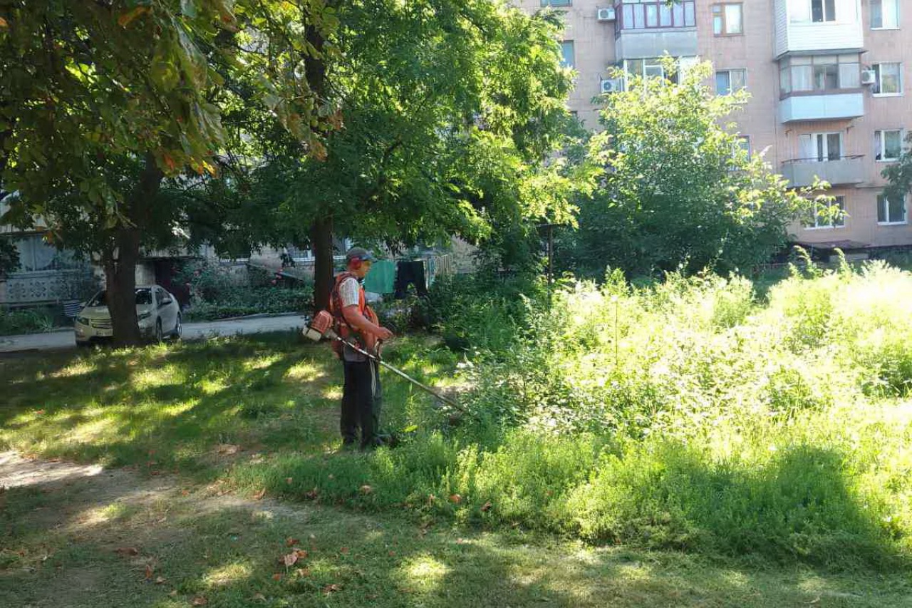 КП «ЖЕО № 2»  ПРОВОДИТЬ   РОБОТИ  ПО   ПОКОСУ ТРАВИ ТА БУР’ЯНІВ