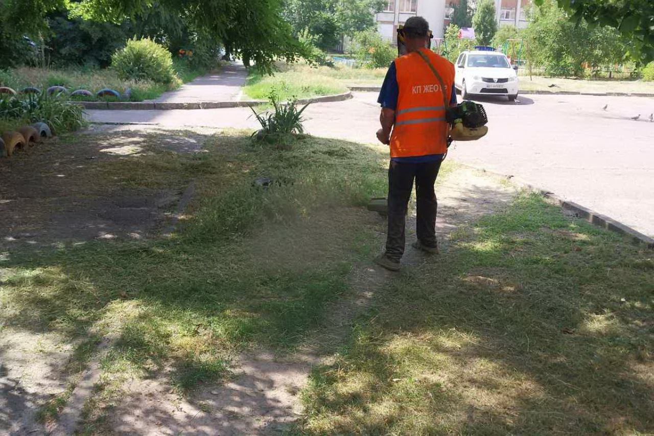 ПРАЦІВНИКИ КП «ЖЕО № 2»  ПРОДОВЖУЮТЬ ВИКОНУВАТИ   РОБОТИ  ПО   ПОКОСУ ТРАВИ ТА БУР’ЯНІВ