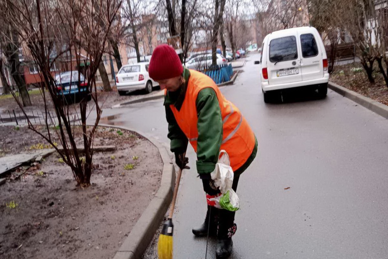 Двірники  КП «ЖЕО № 2» прибирають  території