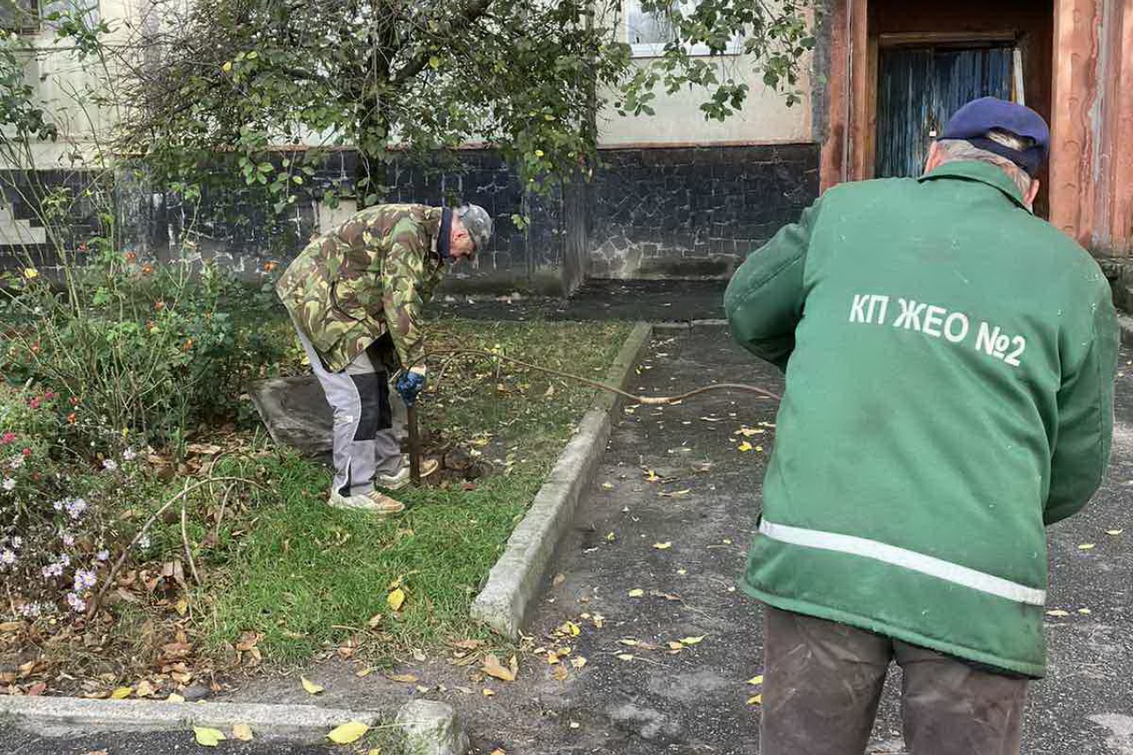 Працівниками  КП «ЖЕО № 2» прочищено каналізаційний випуск