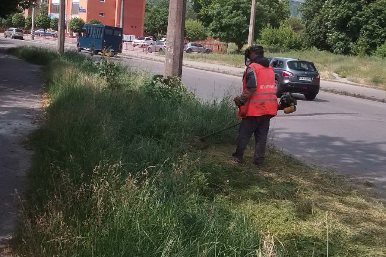 ПРАЦІВНИКИ КП «ЖЕО № 2»  ВИКОНУЮТЬ   РОБОТИ  ПО   ПОКОСУ ТРАВИ ТА БУР’ЯНІВ
