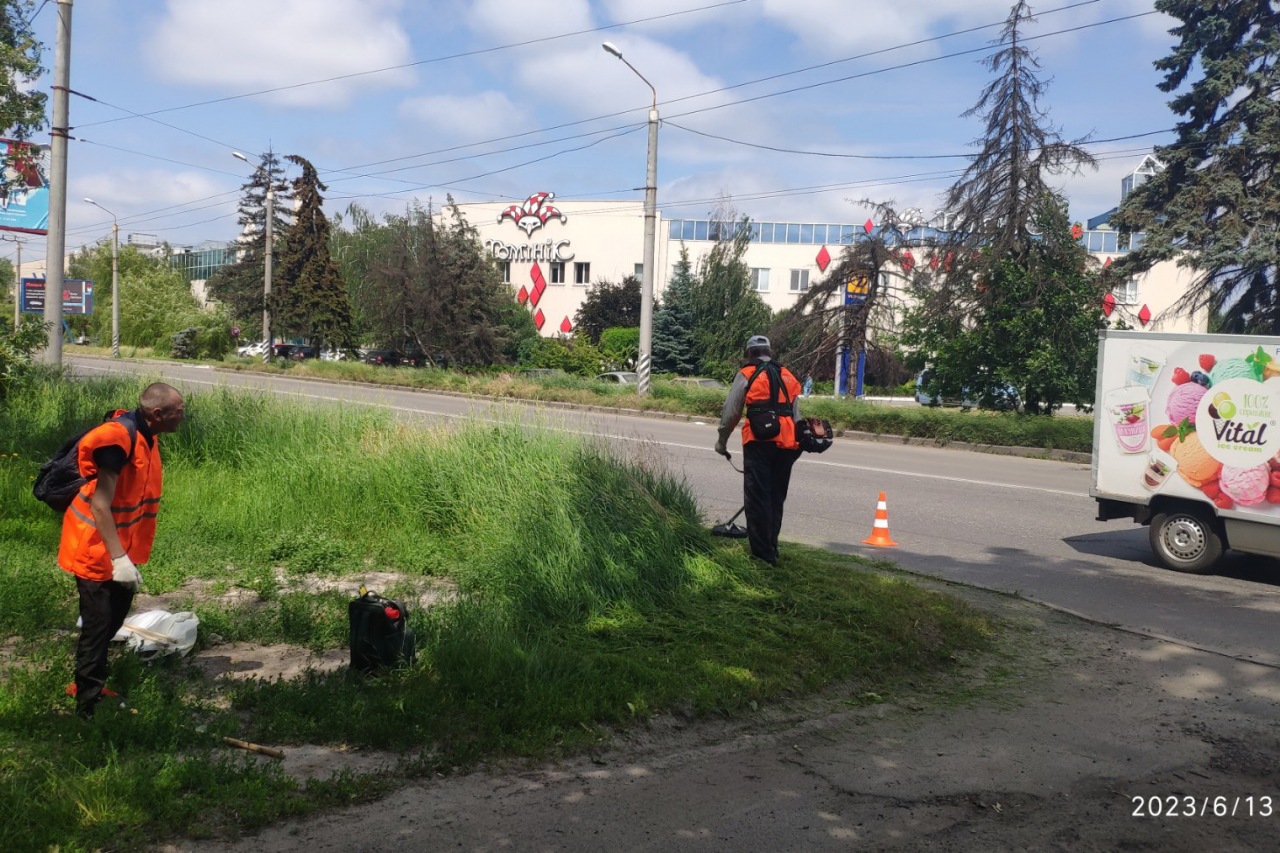 ПРАЦІВНИКИ КП «ЖЕО № 2»  ВИКОНУЮТЬ   РОБОТИ  ПО   ПОКОСУ ТРАВИ ТА БУР’ЯНІВ – фото 1